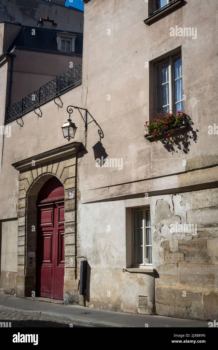 Die stimmungsvolle Rue Charlemagne ist eine Straße im Pariser Arrondissement 4., im Viertel Saint-Gervais, Paris, Frankreich Stockfoto