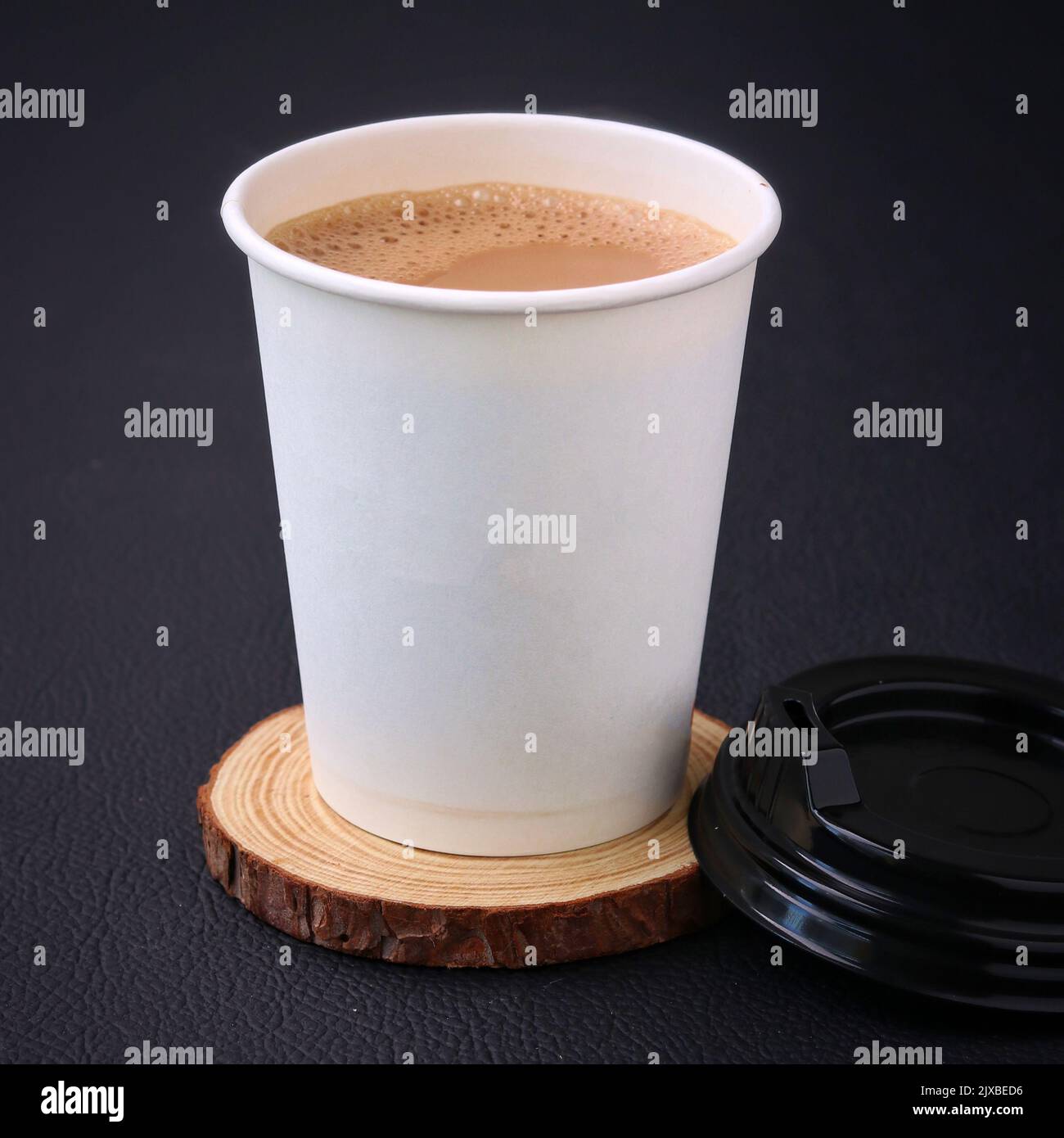 Teetasse voller Tee auf einem Stück Holz lizenzfreies Stock Foto, Bild Stockfoto