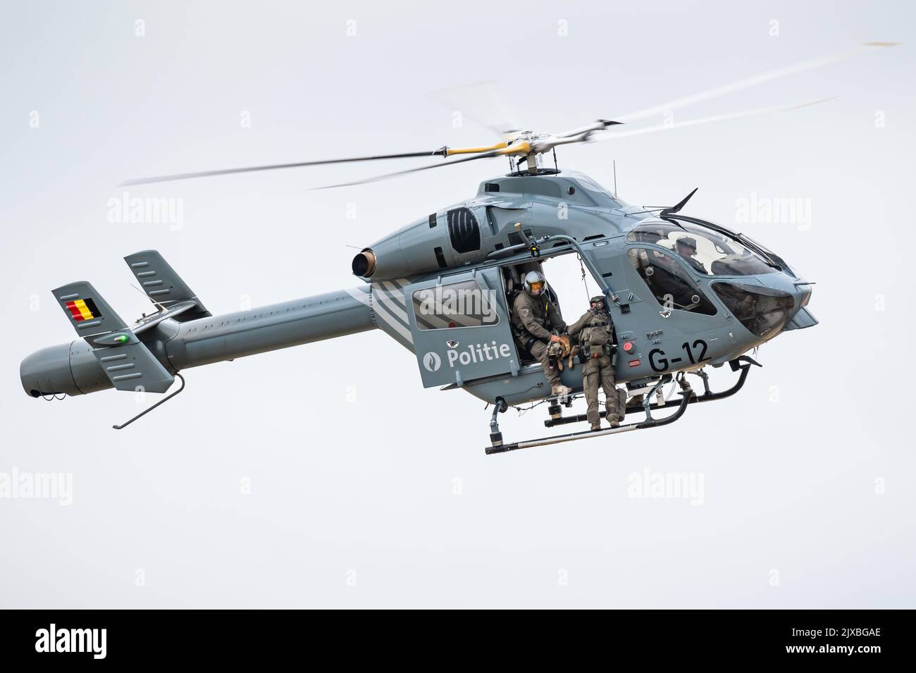 Ein Hubschrauber MD Helicopters MD Explorer 900 der belgischen Bundespolizei mit Mitgliedern der DSU-Spezialpolizei. Stockfoto