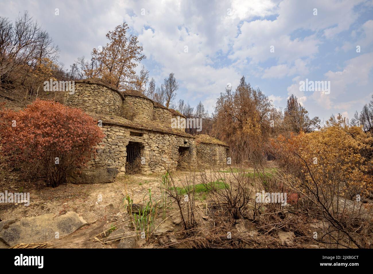 Tubs (Zinken auf katalanisch) und das Flequer-Tal nach dem Brand der Pont de Vilomara von 2022 im Naturpark Sant Llorenç del Munt i l'Obac Katalonien Spanien Stockfoto