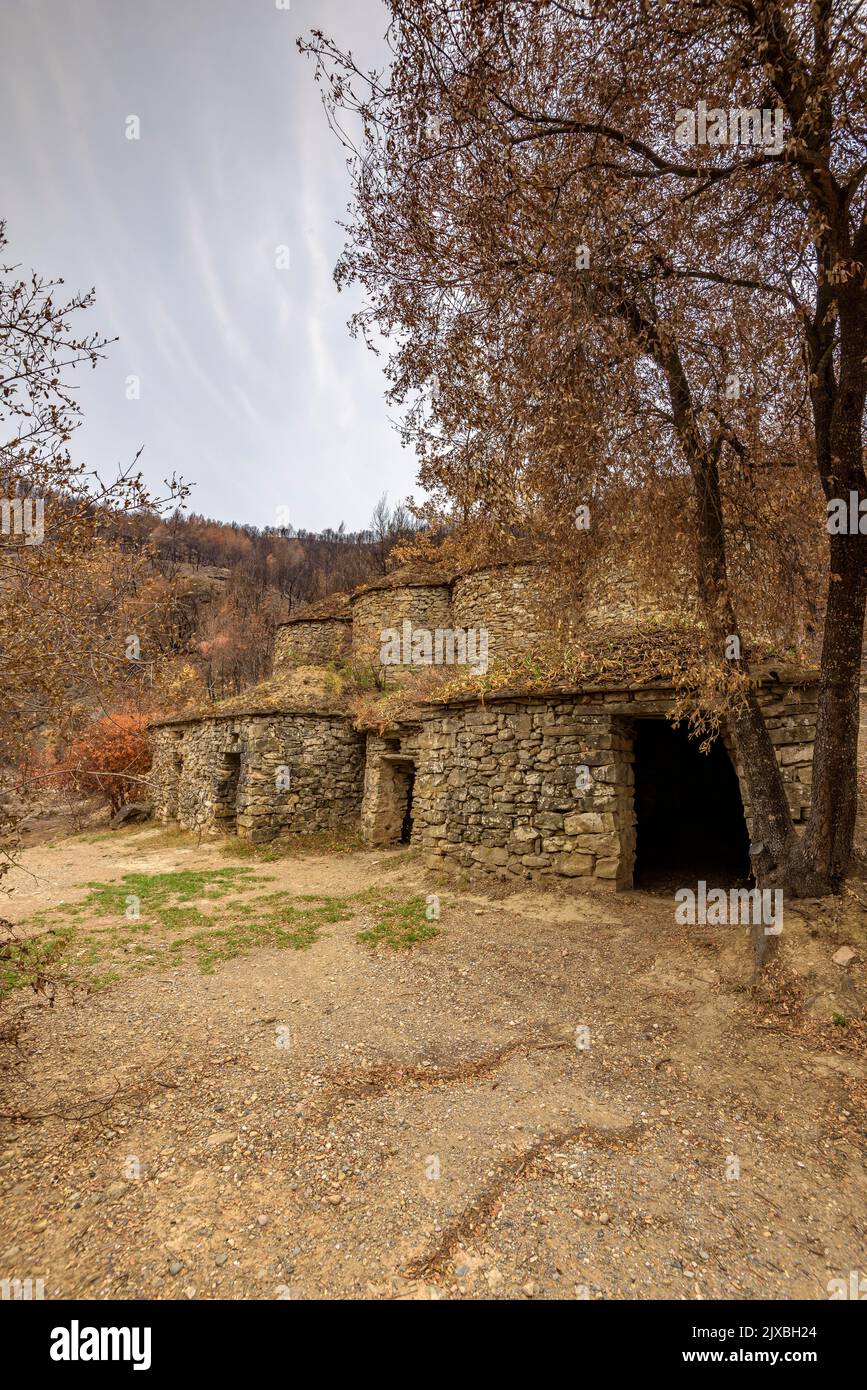 Tubs (Zinken auf katalanisch) und das Flequer-Tal nach dem Brand der Pont de Vilomara von 2022 im Naturpark Sant Llorenç del Munt i l'Obac Katalonien Spanien Stockfoto