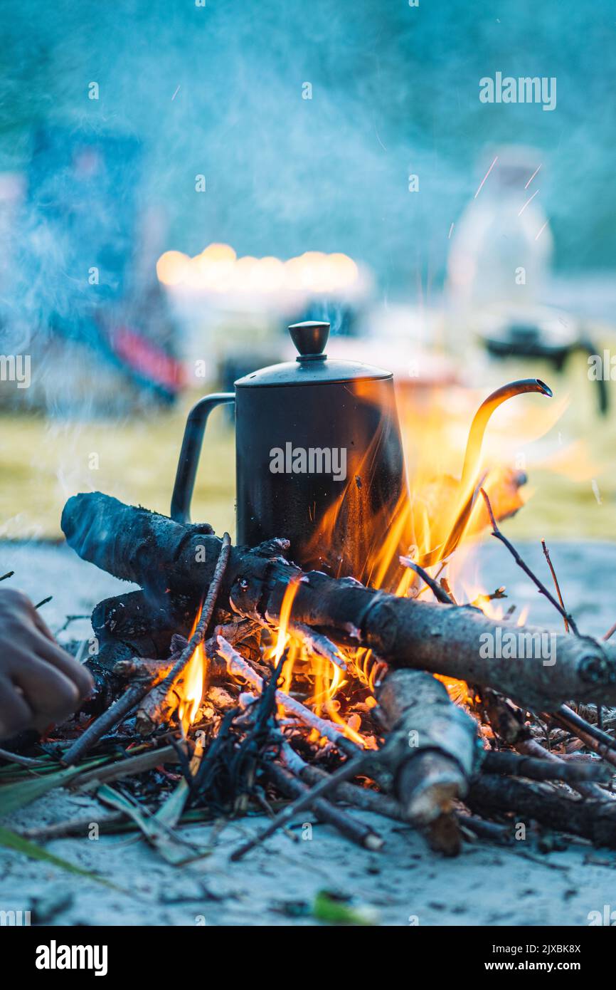 Zubereitung von Kaffee oder Tee auf einem Lagerfeuer mit Ästen und ...