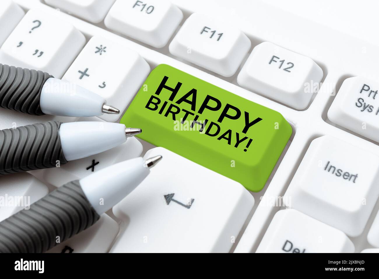 Konzeptionelle Bildunterschrift Happy BirthdayDer Geburtstag einer Person wird mit Geschenken gefeiert. Das Wort, das am Geburtstag einer Person geschrieben wurde, ist Stockfoto