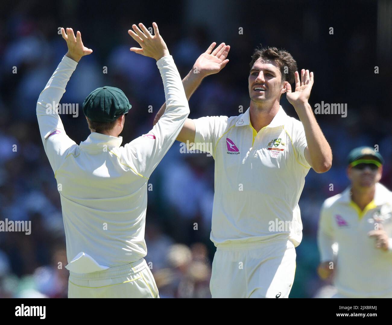 Der australische Pat Cummins (Mitte) feiert die Entlassung des englischen Moeen Ali am 2. Tag des Fifth Test Cricket-Spiels zwischen Australien und England auf dem Sydney Cricket Ground (SCG) in Sydney, Freitag, 5. Januar 2018. (AAP-Bild/David Moir) Stockfoto