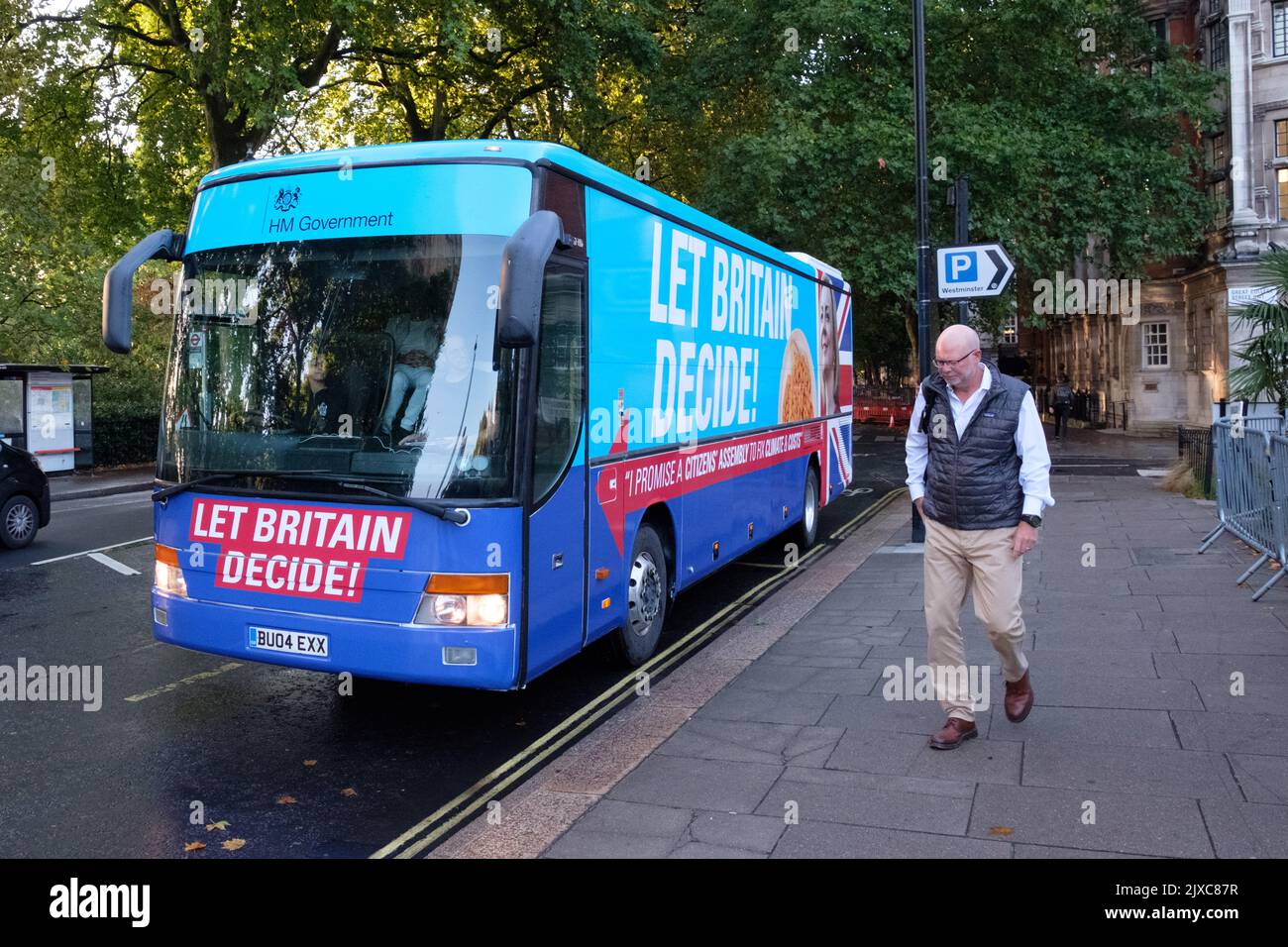 London, Großbritannien. 7 SEP, 2022. Ein Bus mit Liz Truss Gesicht und einem Schild mit der Aufschrift „Lass Großbritannien entscheiden“ und „Ich verspreche einer Bürgerversammlung, um Klima und Kosten zu regeln“ fährt am Morgen, an dem Großbritannien mit Liz Truss als Fragen des Ersten Premierministers aufwacht, am Parlamentsgebäude vorbei und um den Platz herum Sie wurde als neue Vorsitzende der konservativen Partei angekündigt und als Premierministerin ernannt, die Boris Johnson ersetzt. Kredit: Joao Daniel Pereira Gutschrift: Joao Daniel Pereira/Alamy Live Nachrichten Stockfoto