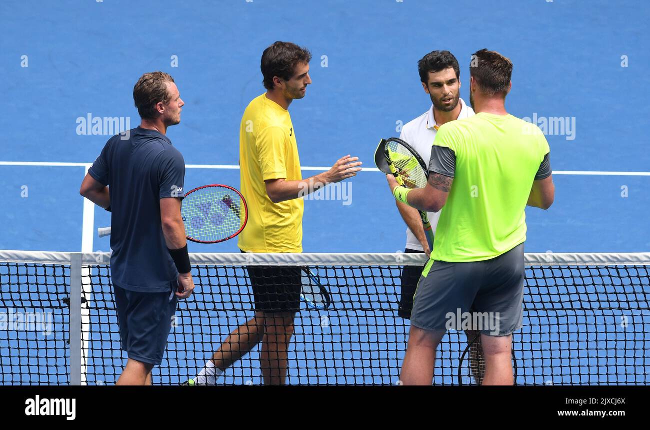 Lleyon Hewitt (links) und Sam Groth aus Australien sind nach ihrem Spiel, am siebten Tag des Australian Open Tennisturniers, in Melbourne, am Sonntag, den 21. Januar 2018, neben Pablo Andujar und Albert Ramos-Vinolas (zweiter von links) aus Spanien zu sehen. (AAP-Bild/Julian Smith) Stockfoto