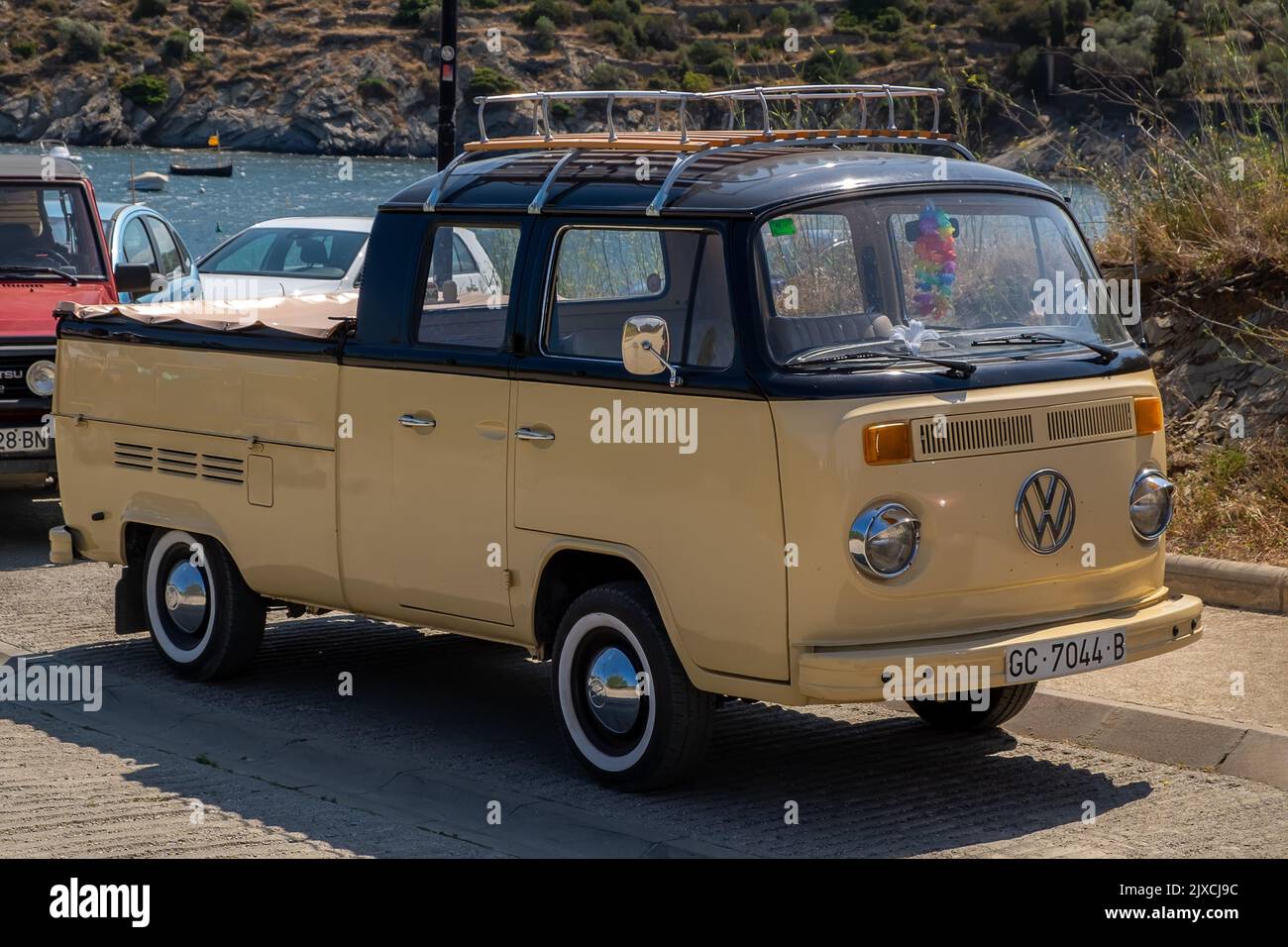 Cadaques, Spanien, 1. August 2016. Klassischer Volkswagen Pickup mit Dachgepäckträger Stockfoto