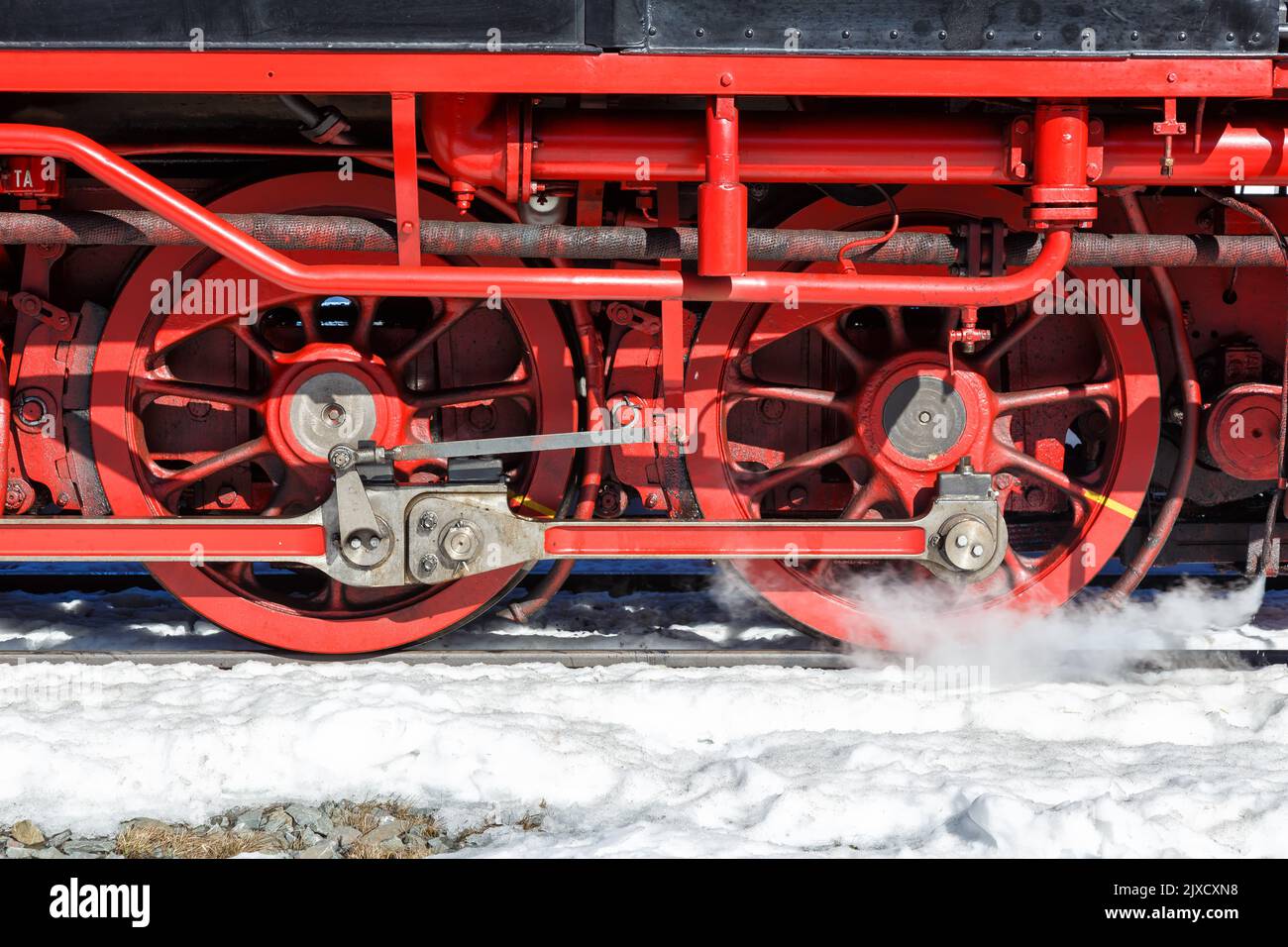 Räder und Stangen an einer Dampflokomotive der Brockenbahn auf dem Brocken in Deutschland Stockfoto