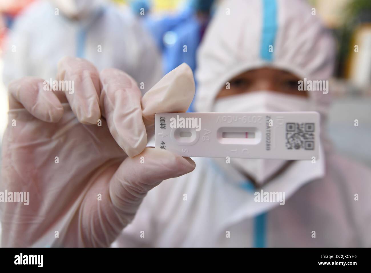 GUIYANG, CHINA - 7. SEPTEMBER 2022 - Ein Mitarbeiter zeigt sein Antigennachweisband in Guiyang, Provinz Guizhou, China, 7. September 2022. Stockfoto