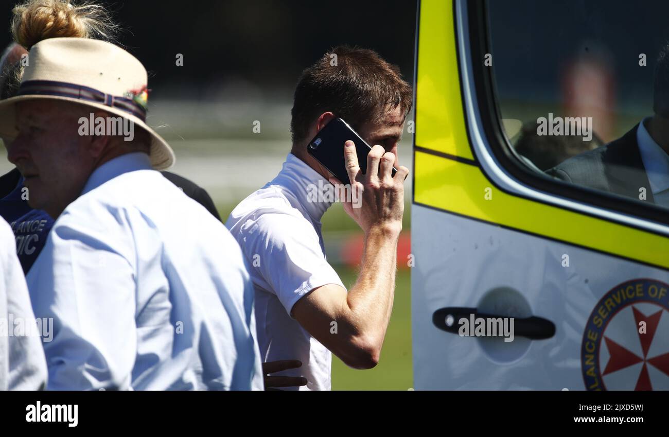 Jockey Jason Collett spricht am Telefon, nachdem er während des Rennens 3, Tab Plate, während des Royal Randwick Race Day auf der Royal Randwick Racecourse in Sydney, Mittwoch, 7. Februar 2018, von Prahaar gefallen ist. (AAP-Bild/Daniel Munoz) Stockfoto