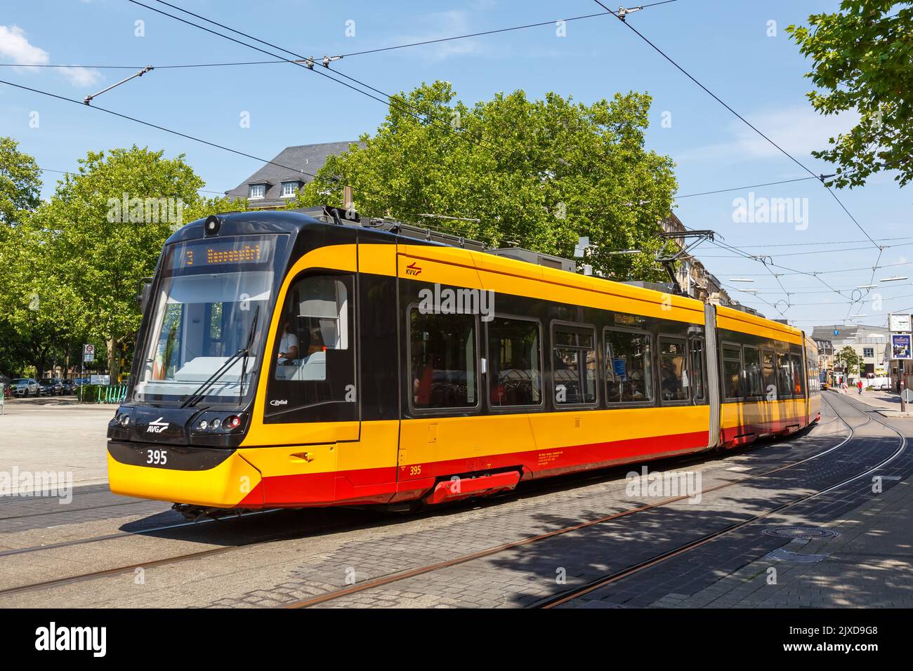 Karlsruhe, Deutschland - 30. Juni 2022: Stadtbahn der AVG-Straßenbahn Typ Stadler CityLink ÖPNV an der Haltestelle Hauptbahnhof in Karlsruhe, Deutschland. Stockfoto