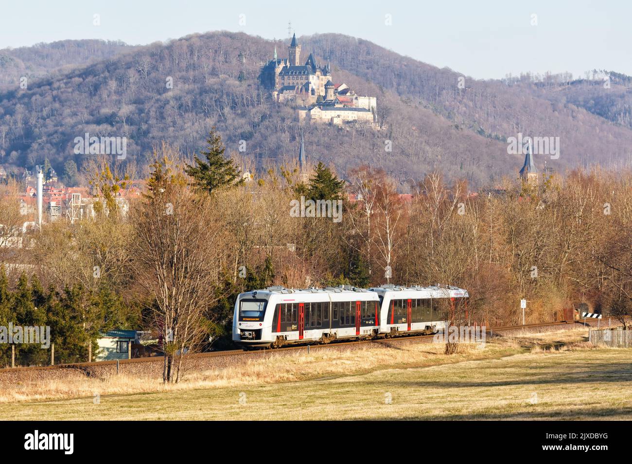 Wernigerode, Deutschland - 13. März 2022: Regionalzug von Abellio Typ Alstom Coradia LINT bei Wernigerode, Deutschland. Stockfoto