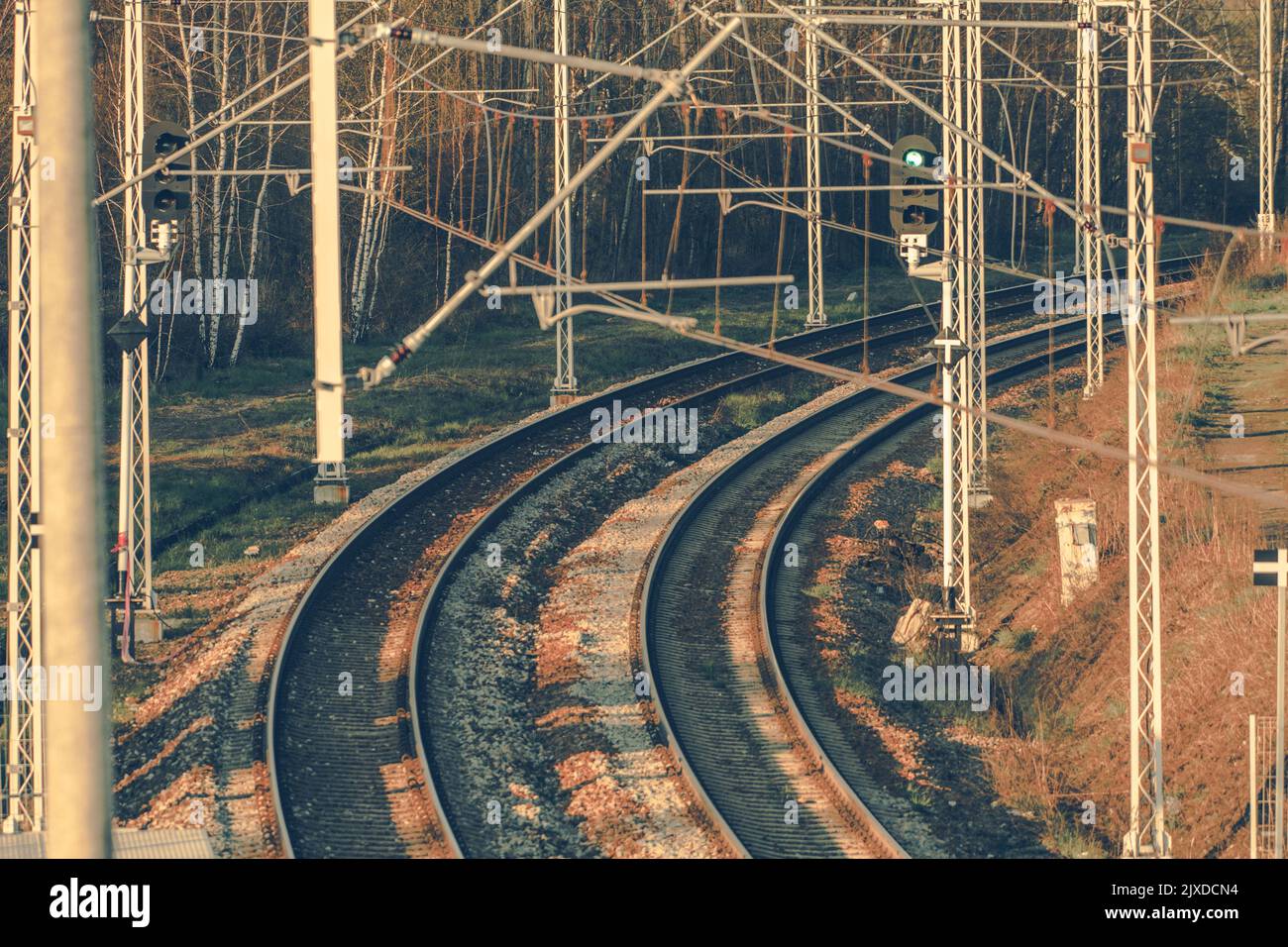 Zwei Sätze paralleler Eisenbahnstrecken unter elektrischen Strommastern