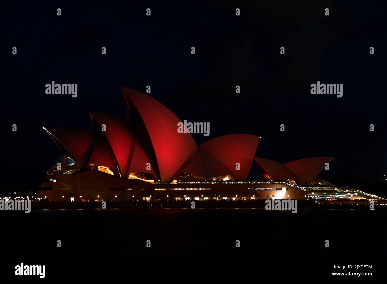Die Segel des Opernhauses leuchteten mit roten Lichtern, um am Freitag, den 16. Februar 2018, das chinesische Neujahr in Sydney zu feiern. Sydneys berühmte Brücke und das Opernhaus sind glühend rot, was den Beginn der größten chinesischen Neujahrsfeiern außerhalb Asiens bedeutet. (AAP-Bild/Joel Carrett) Stockfoto