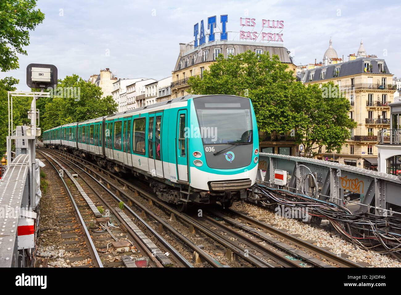 Paris, Frankreich - 5. Juni 2022: Metro Paris in der Nähe des Bahnhofs Barbès–Rochechouart in Paris, Frankreich. Stockfoto