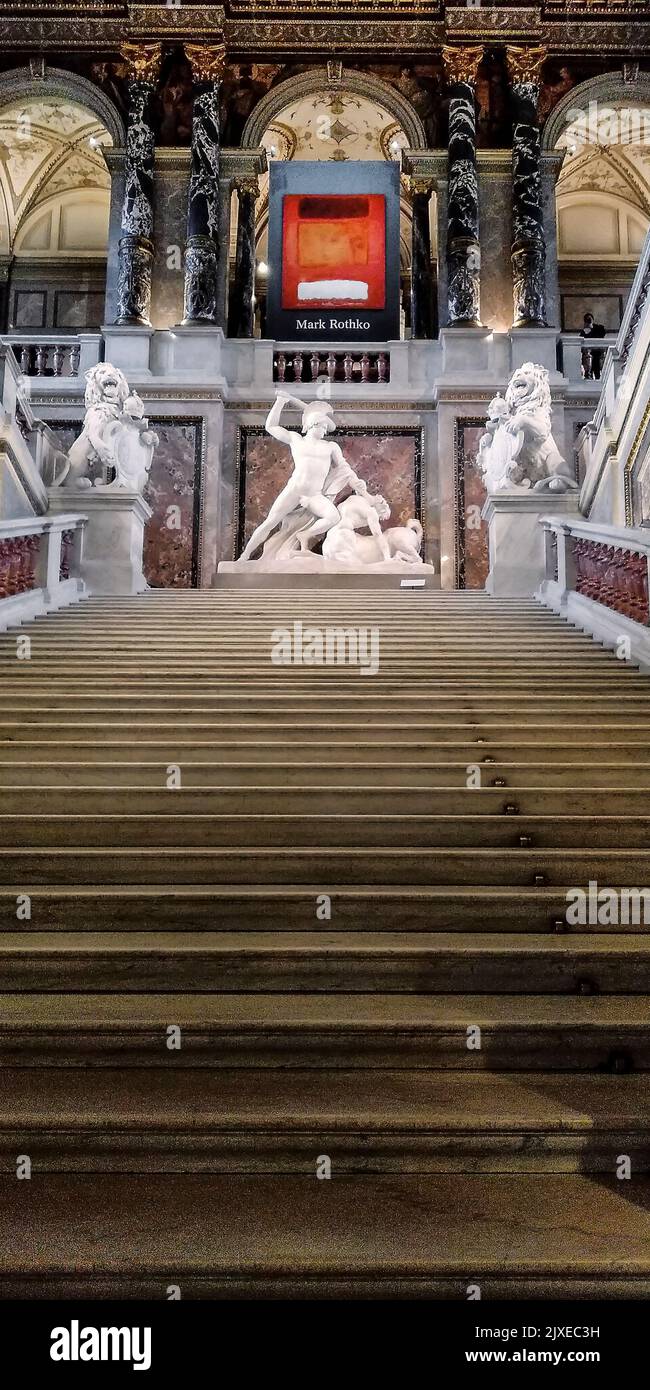 WIEN, ÖSTERREICH - 16. MAI 2019: Dies ist eine große Treppe mit heraldischen Löwen und einer Statue von Theseus auf der Treppe im Museum of Art Histoty. Stockfoto