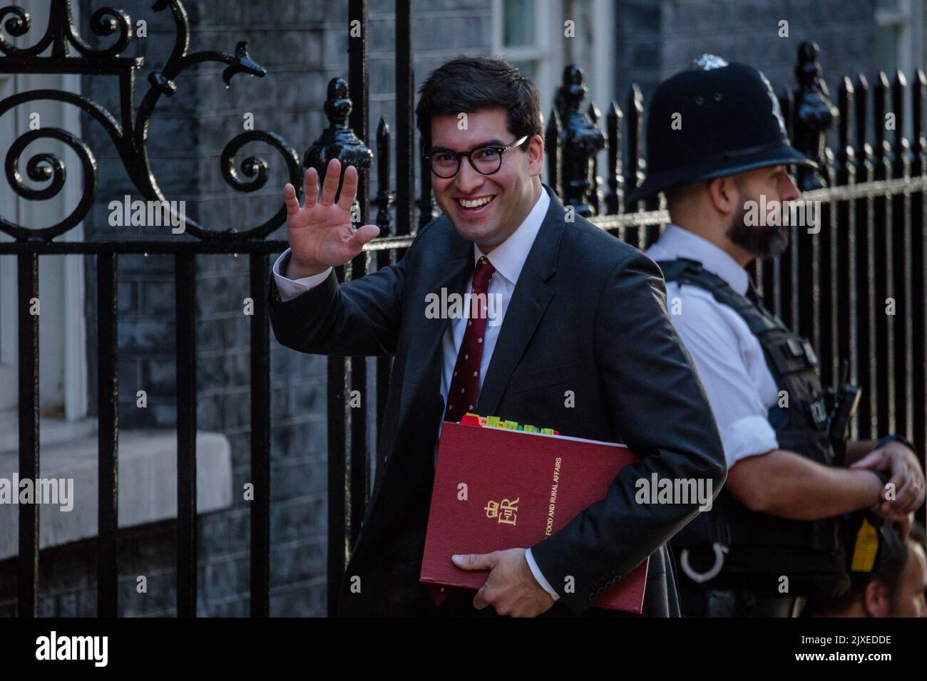 Downing Street, London, Großbritannien. 7. September 2022. Minister nehmen an der ersten Kabinettssitzung in der Downing Street 10 Teil, seit sie gestern Abend von Premierminister Liz Truss ernannt wurden. Ranil Jayawardena MP, Staatssekretär für Umwelt, Ernährung und Angelegenheiten des ländlichen Raums. Kredit: amanda Rose/Alamy Live Nachrichten Stockfoto