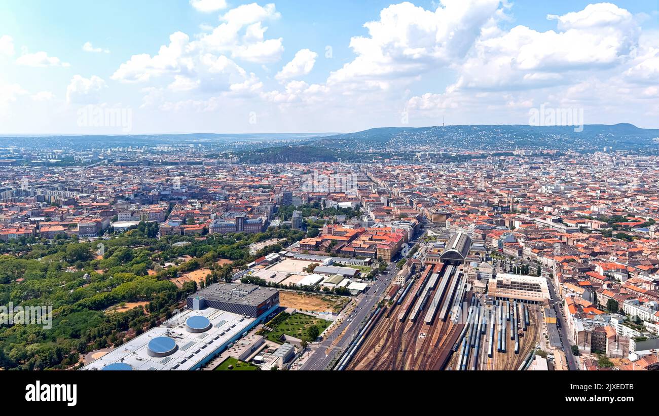 Luftaufnahme des Budapester Wohnviertels in Ungarn. Blick von oben auf den Bahnhof und den öffentlichen Park um die Vorstadtgebäude mit Stadtzentrum Stockfoto