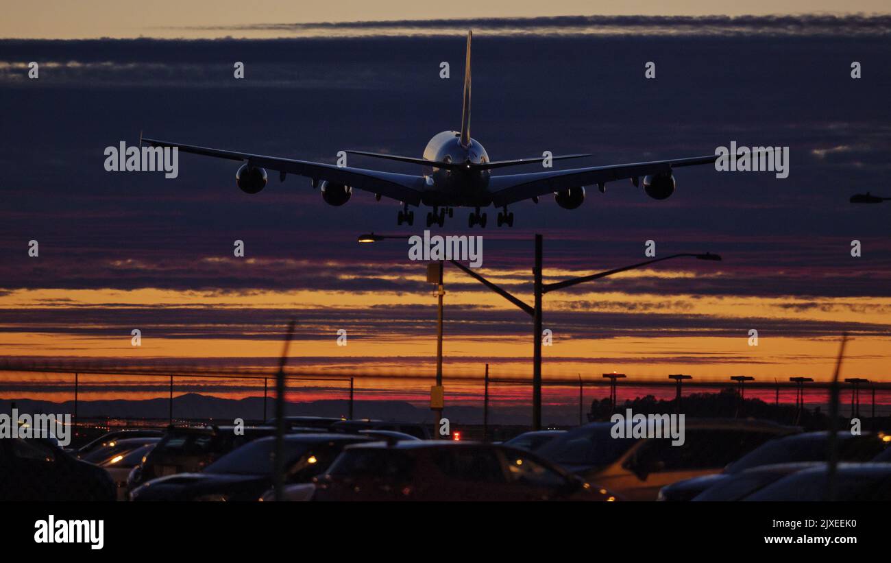 Richmond, British Columbia, Kanada. 6. September 2022. British Airways Airbus A380 Jetliner (G-XLEF) landet in der Dämmerung, Vancouver International Airport. (Bild: © Bayne Stanley/ZUMA Press Wire) Stockfoto