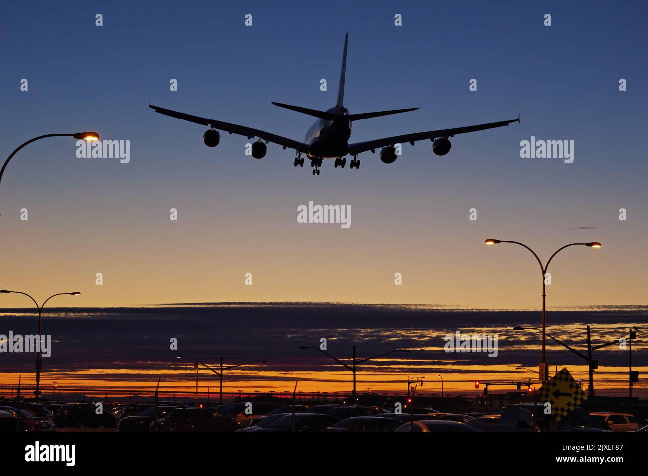 Richmond, British Columbia, Kanada. 6. September 2022. British Airways Airbus A380 Jetliner (G-XLEF) landet in der Dämmerung, Vancouver International Airport. (Bild: © Bayne Stanley/ZUMA Press Wire) Stockfoto