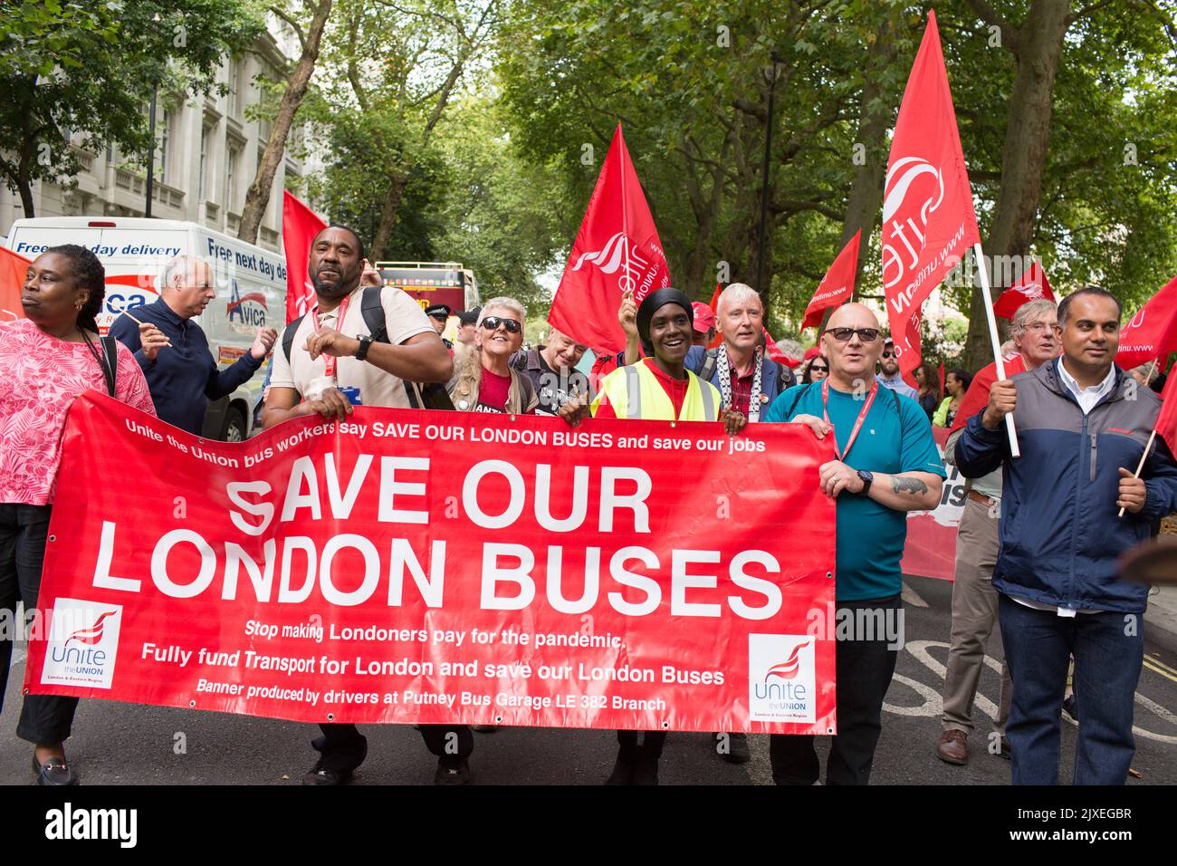 London Großbritannien 6. September 2022 Mitglieder der Unite-Gewerkschaft nehmen an einer Kundgebung im College Green Westminster Teil, um die Busrouten in London zu retten, da sie abgefahren werden könnten Stockfoto