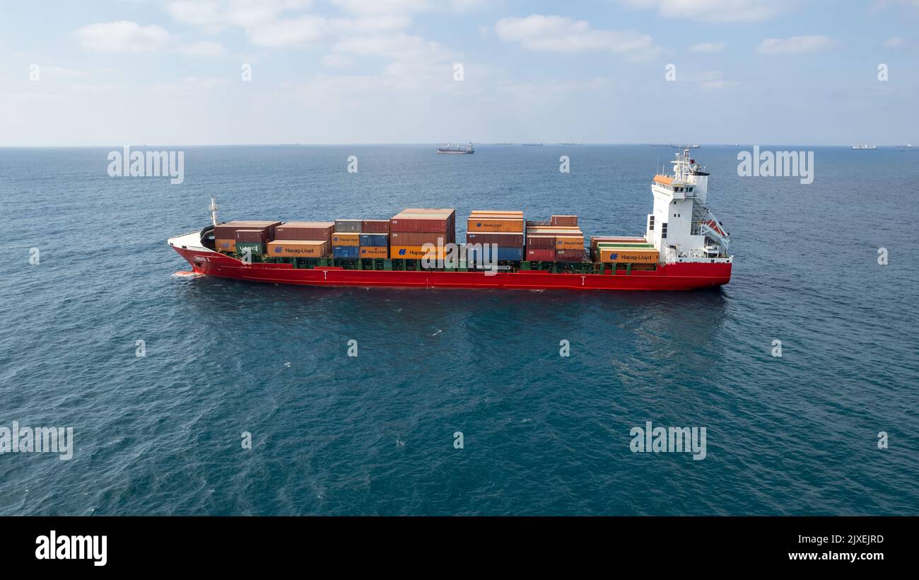 Mittelmeer - 3. August 2022: Internationale Container Frachtschiff, Übersee Frachttransport. Stockfoto