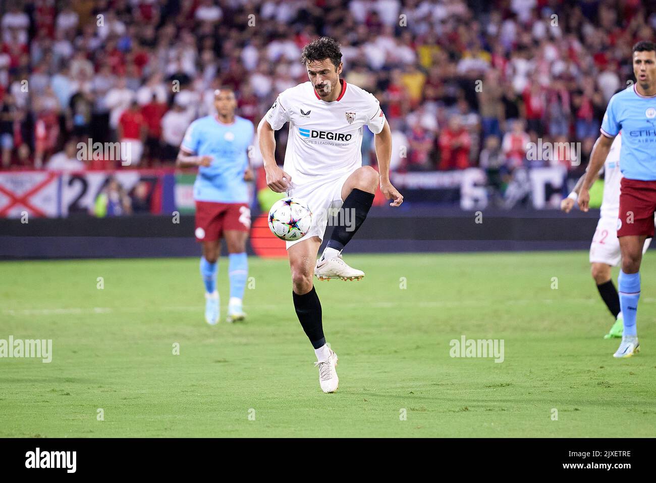 Sevilla, Spanien. 06. September 2022. Thomas Delaney (18) vom FC Sevilla beim UEFA Champions League-Spiel zwischen dem FC Sevilla und Manchester City im Estadio Ramon Sanchez Pizjuan in Sevilla. (Foto: Gonzales Photo/Alamy Live News Stockfoto