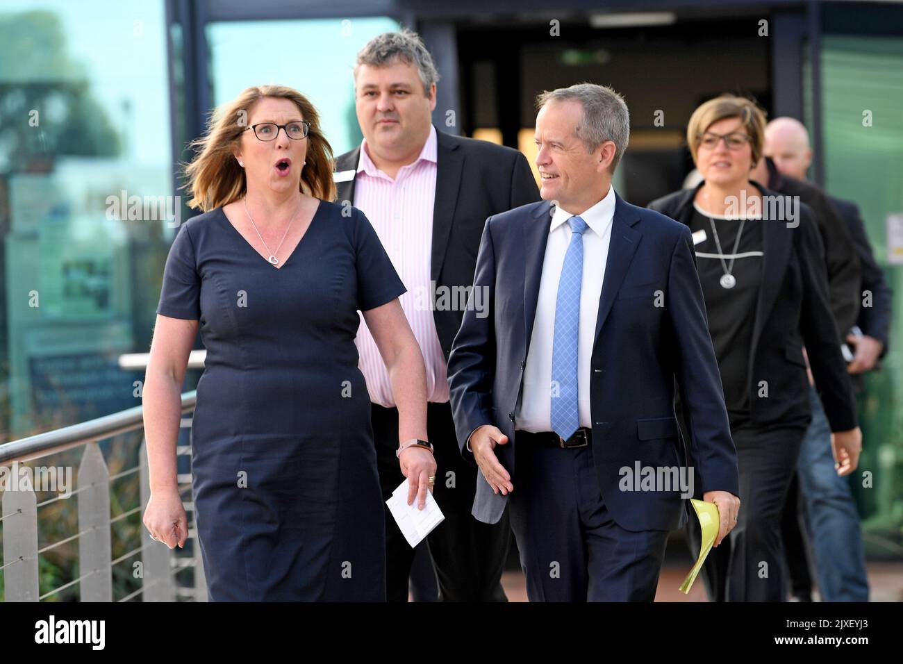 Der Oppositionsführer Bill Shore und die Schattenministerin für Gesundheit und Medicare, Catherine King, während eines Besuchs im Sunshine Hospital in Melbourne, Mittwoch, den 4. April 2018. Herr Shore und Frau King besuchten das Sunshine Hospital, um über die $715 Millionen Kürzungen der Turnbull-Regierung an Krankenhäusern zu diskutieren. (AAP-Bild/Joe Castro) Stockfoto