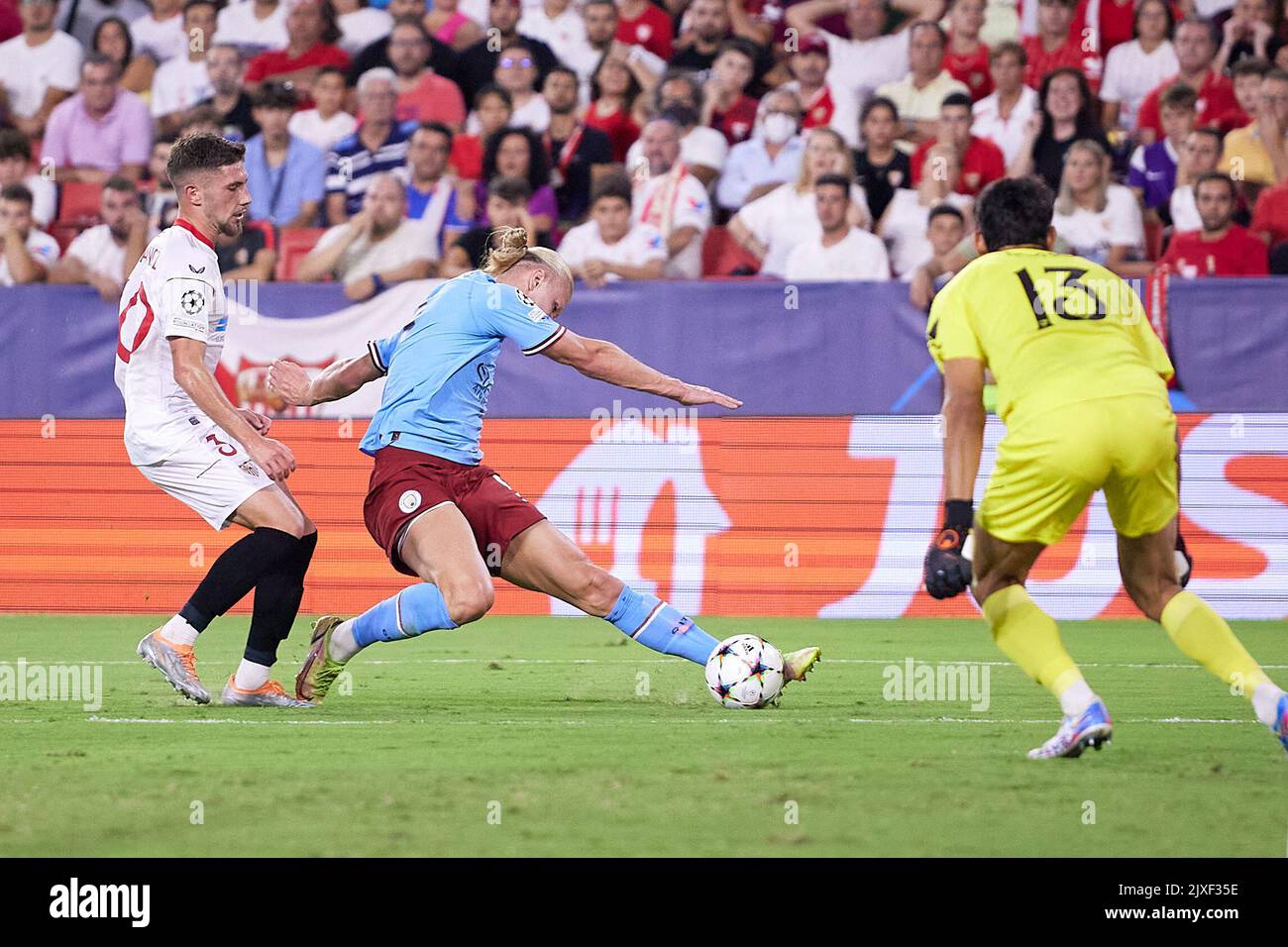 Sevilla, Spanien. 06. September 2022. Erling Haaland (9) aus Manchester City während des UEFA Champions League-Spiels zwischen dem FC Sevilla und Manchester City im Estadio Ramon Sanchez Pizjuan in Sevilla. (Foto: Gonzales Photo/Alamy Live News Stockfoto