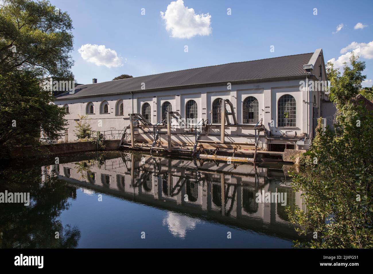 Das Flusskraftwerk Buschmühle in Hagen-Garenfeld an der Lenne, einer ehemaligen Wassermühle, Hagen, Ruhrgebiet, Nordrhein-Westfalen, Deutschland Stockfoto