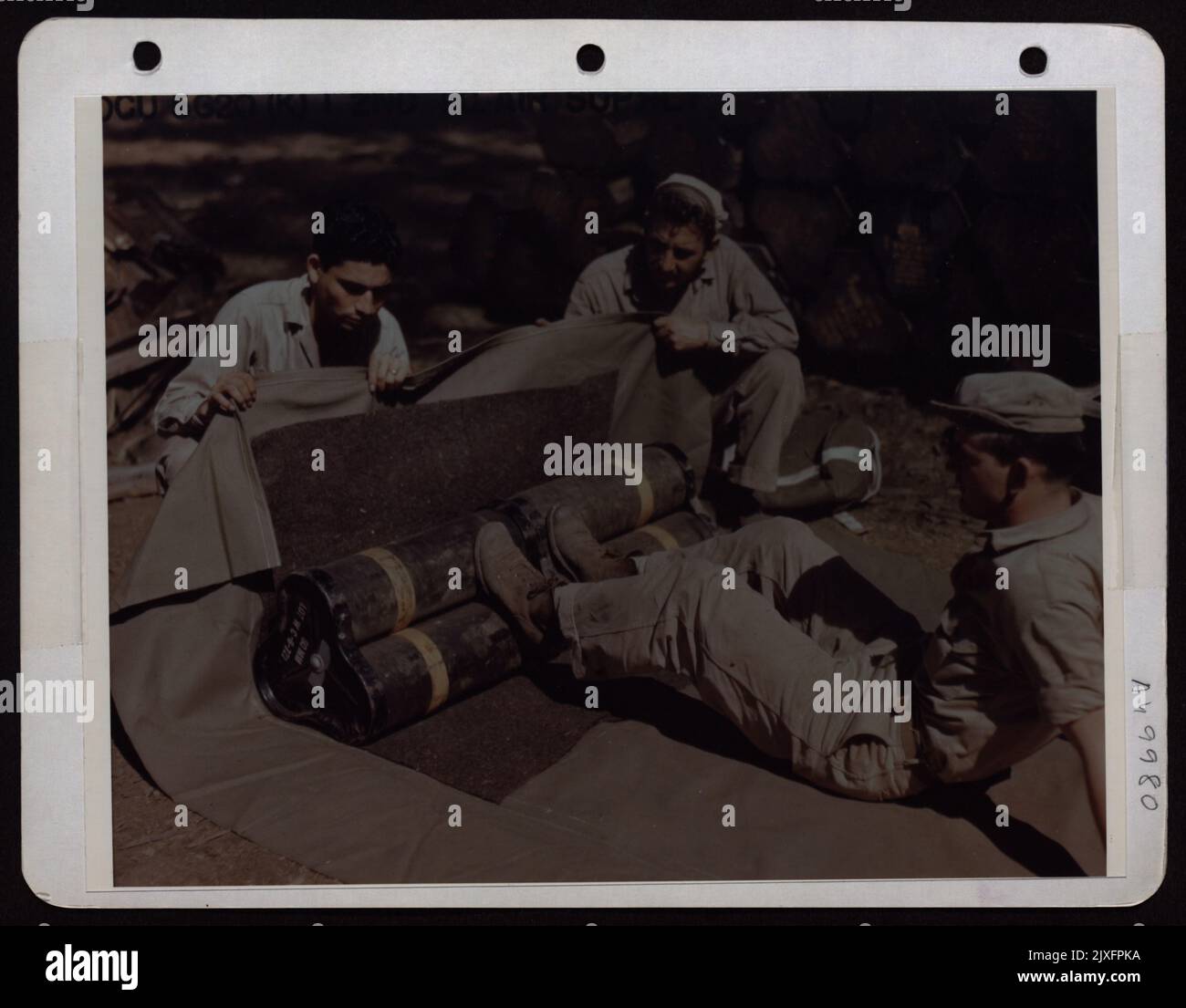 Verpackung von 50mm Mörsergranaten, die an Advanced Elements der 'Mars Task Force' und der chinesischen LST-Armee in Burma abgeworfen werden. Dies ist eines von vielen Problemen, die von Mitgliedern der 2. Truppenträgerschwadron des 10. AF Eastern Air Command gelöst wurden. Stockfoto