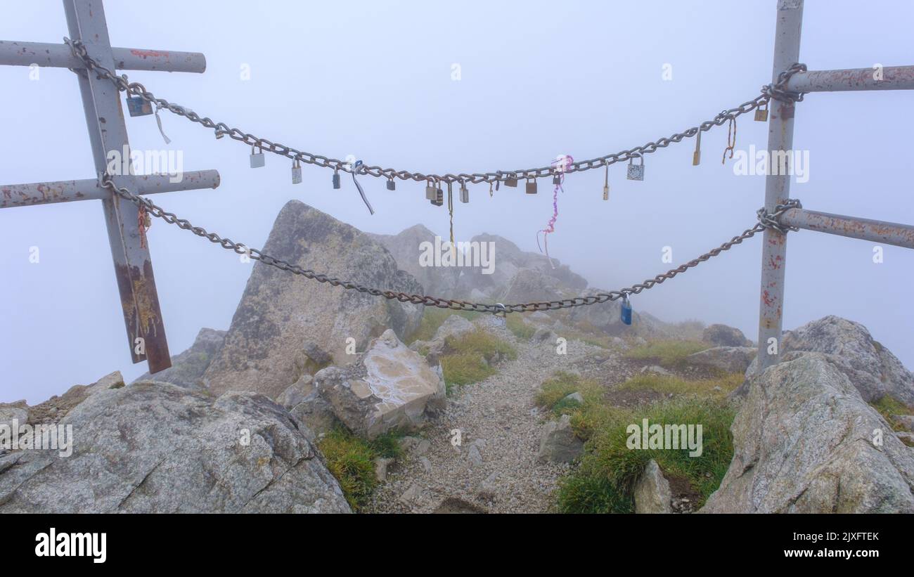 Jungvermählte verlassen ihre Schleusen sehr hoch in der Tatra Stockfoto