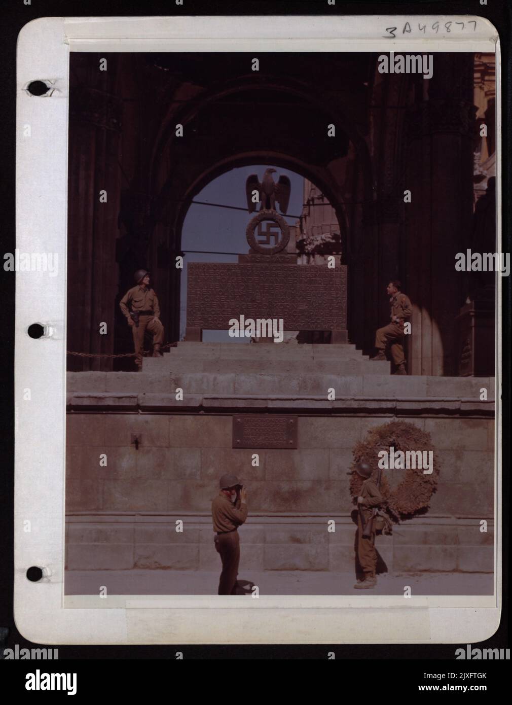 American Gi'S vor Einem Schrein, der am Schauplatz des Hitler-Putschs 1923 steht. München, Deutschland. Stockfoto
