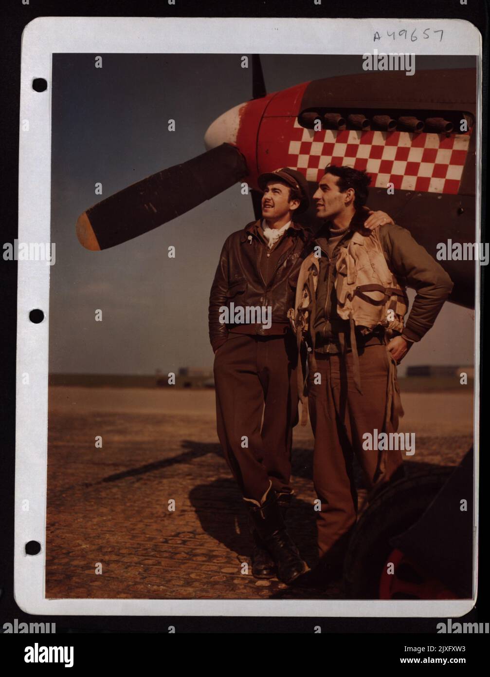 England....Kapitän Don S. Gentile (rechts) und sein Wingman-Oberleutnant Godfrey stehen neben der Nase Eines P-51 Mustang. Stockfoto