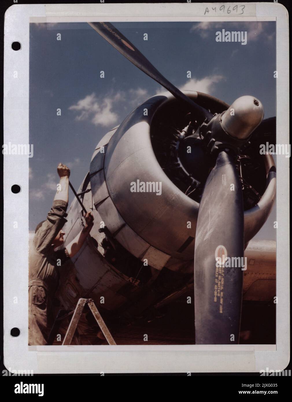 Crew Chief Msgt Herbert H. Roberts, Rosebud, Tex, repariert Einen Boeing B-17 Motor. Stockfoto