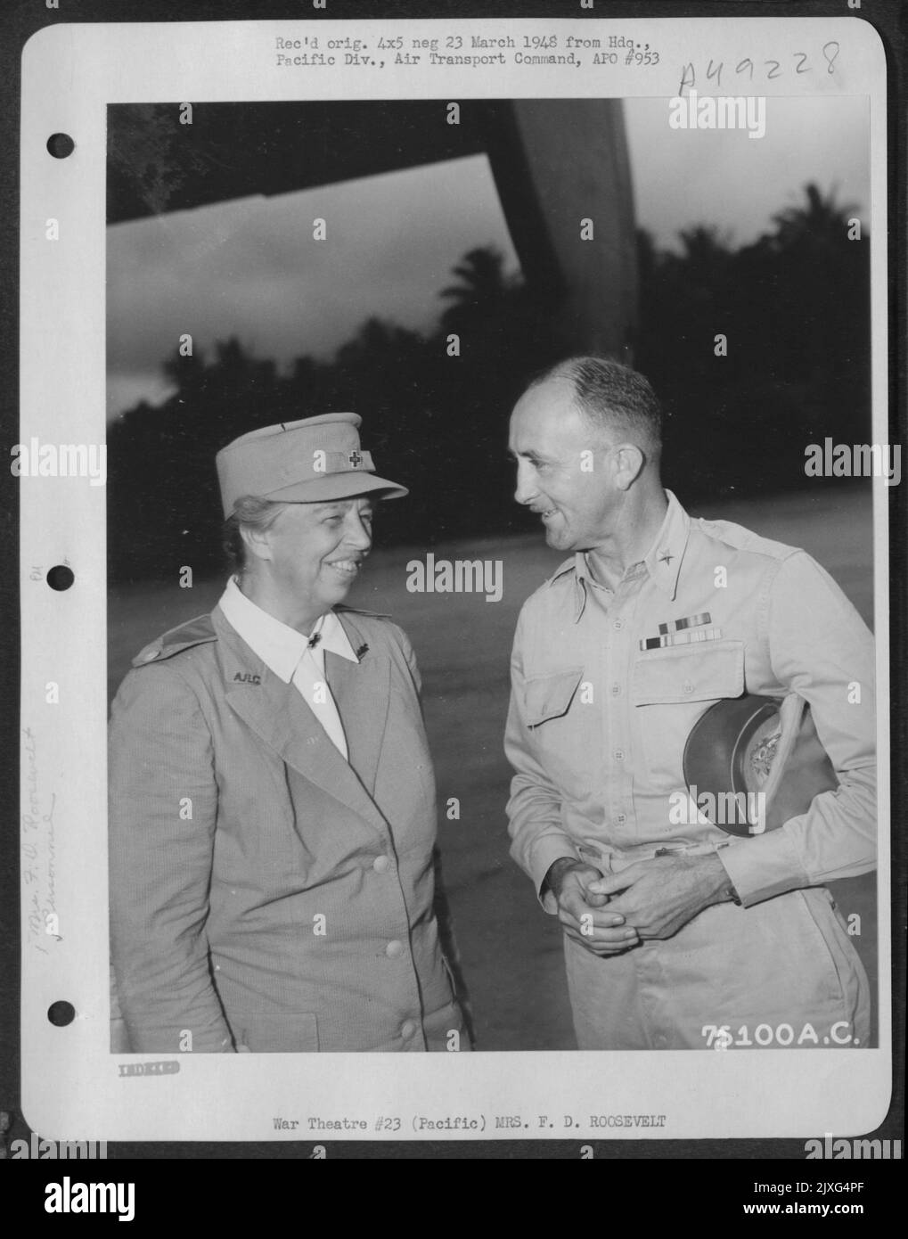 Frau F. D. Roosevelt chattet mit Brig. Gen. Neal C. Johnson bei Efate Island, New Hebrides Group während ihrer Tour of the Pacific Basen, 1943. Stockfoto