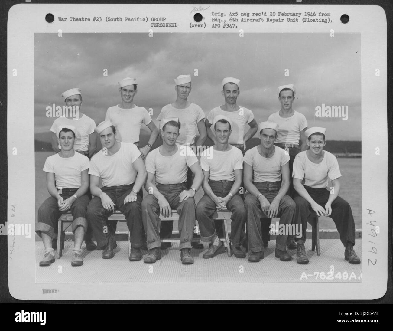 Wood Shop und Vergaserwerkstatt Mitarbeiter der 6. Aircraft Repair Unit (Floating) posieren für den Fotografen an Bord eines Schiffes irgendwo im Pazifik. 8. September 1945. Stockfoto