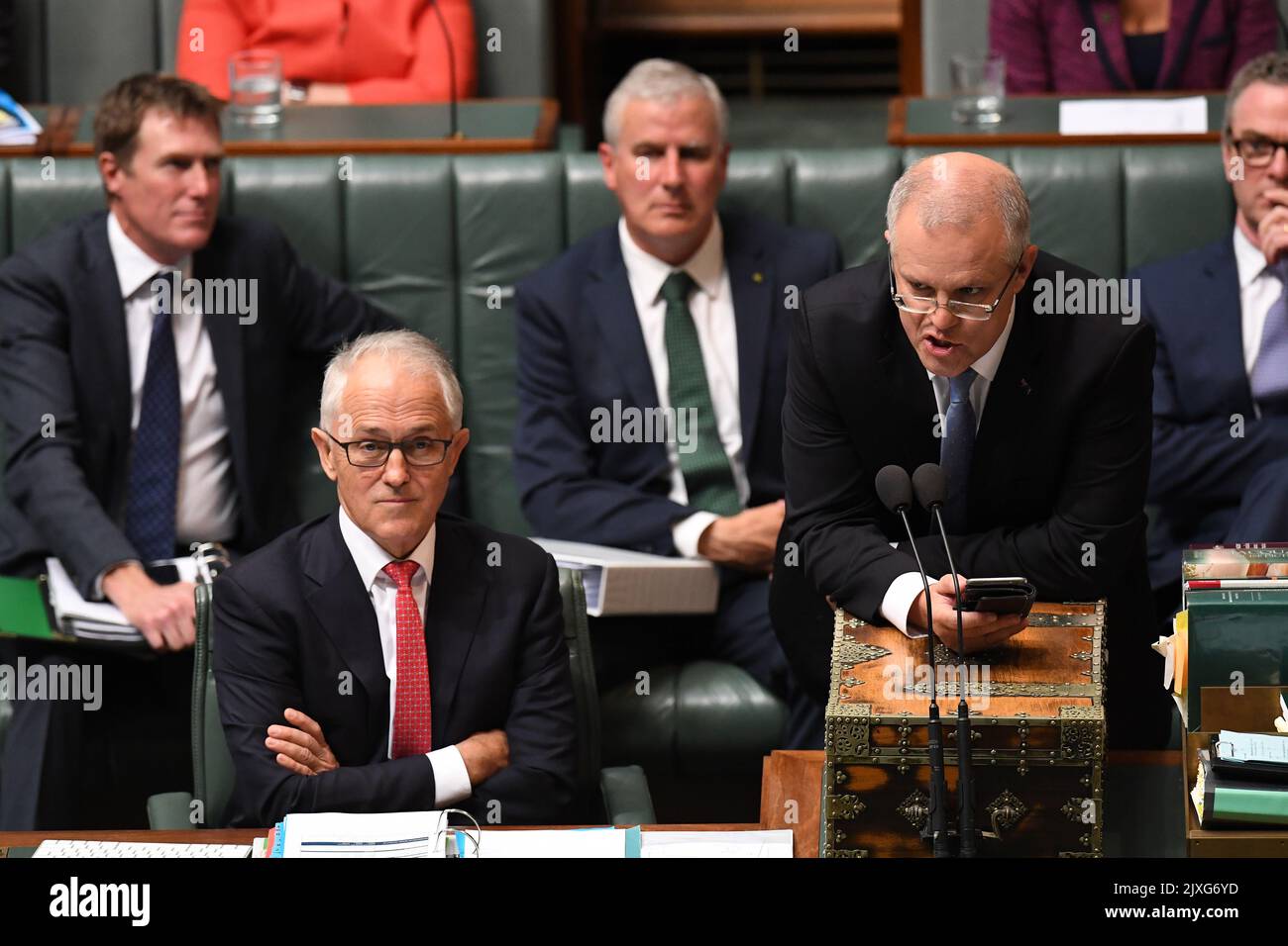 Premierminister Malcolm Turnbull hört zu, während Schatzmeister Scott Morrison am Mittwoch, den 9. Mai 2018, während der Fragestunde im Parlamentsgebäude in Canberra spricht. (AAP-Bild/Dean Lewins) Stockfoto