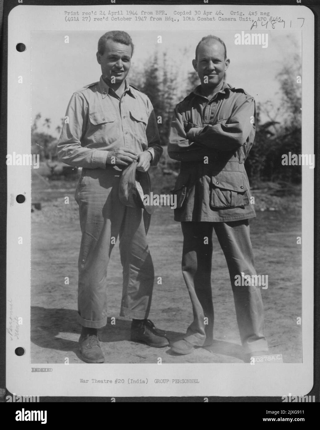 Colonel Philip J. Cochran und Colonel John Alison, die von General Henry H. Arnold mit der Bildung der 1. Air Commando Group und deren Betrieb in Zusammenarbeit mit General Orde Charles Wingate'S Truppen betraut wurden. Lalaghat, Indien. Stockfoto