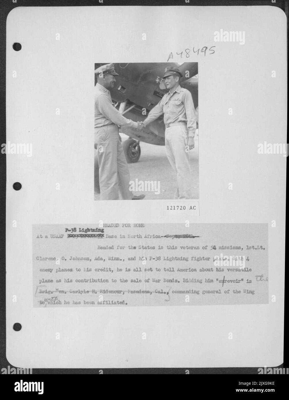 Wir Machten Uns Auf Den Weg Nach Hause. Auf Einer USAAF P-38 Lightning Base in Nordafrika, Sept. 26. - In die Staaten geleitet wird dieser Veteran von 54 Missionen, 1Lt Clarence O. Johnson, Ada, Minn., und sein P-38 Lightning Fighter-Flugzeug. Mit 4 Feindlichen Flugzeugen Zu Seinem Kredit, Er Ist Alles Se Stockfoto