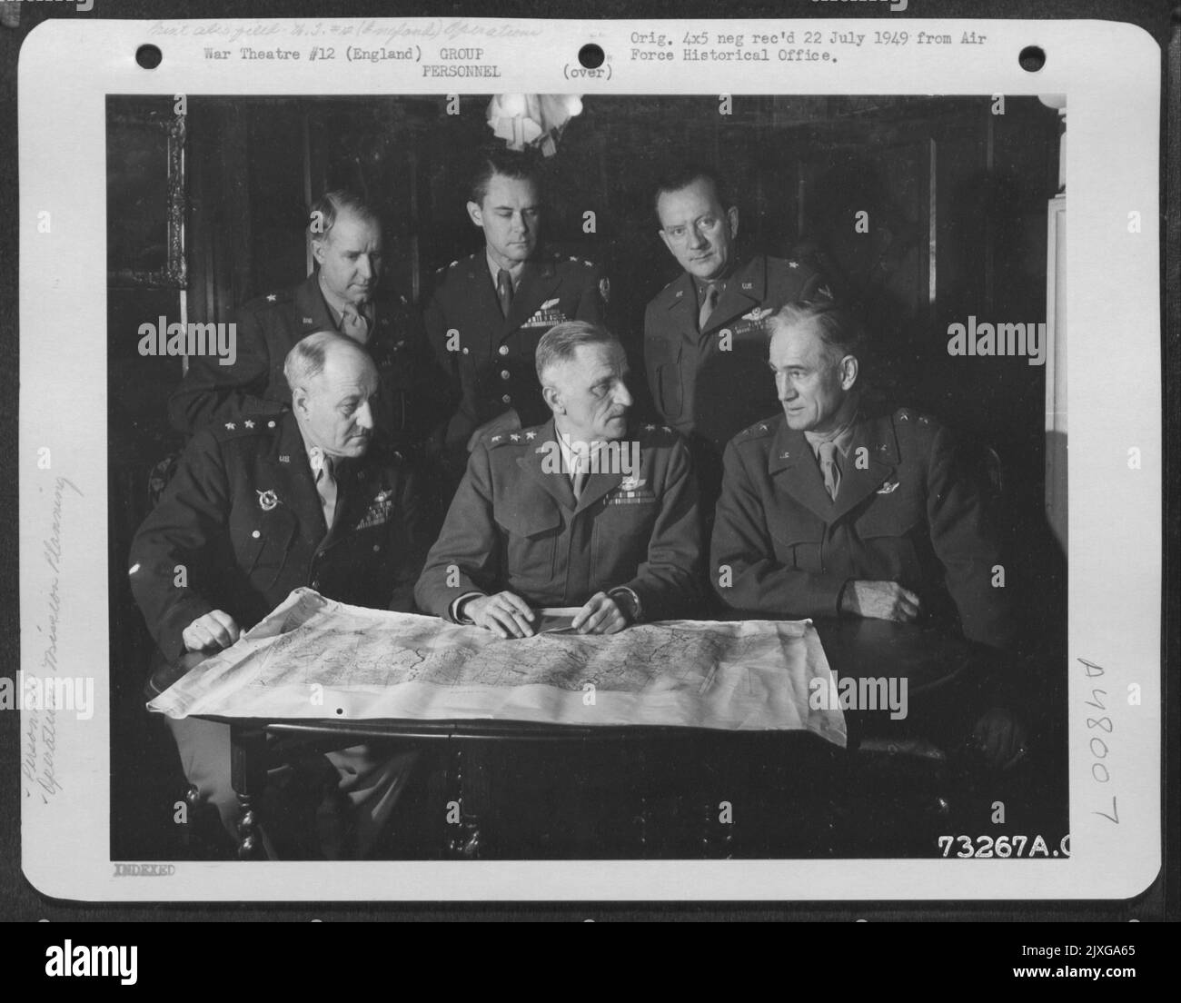 General Spaatz Begibt Sich Mit Anderen Generälen Seines Kommandos Auf Einem Luftwaffenstützpunkt In England. Sie sind von links nach rechts: Generalmajor Ralph Royce, Generalleutnant Carl Spaatz, Generalmajor Hugh J. Knerr. Stehend, Von Links Nach Rechts: Brig. General Edward P. Curtis, Major Ge Stockfoto