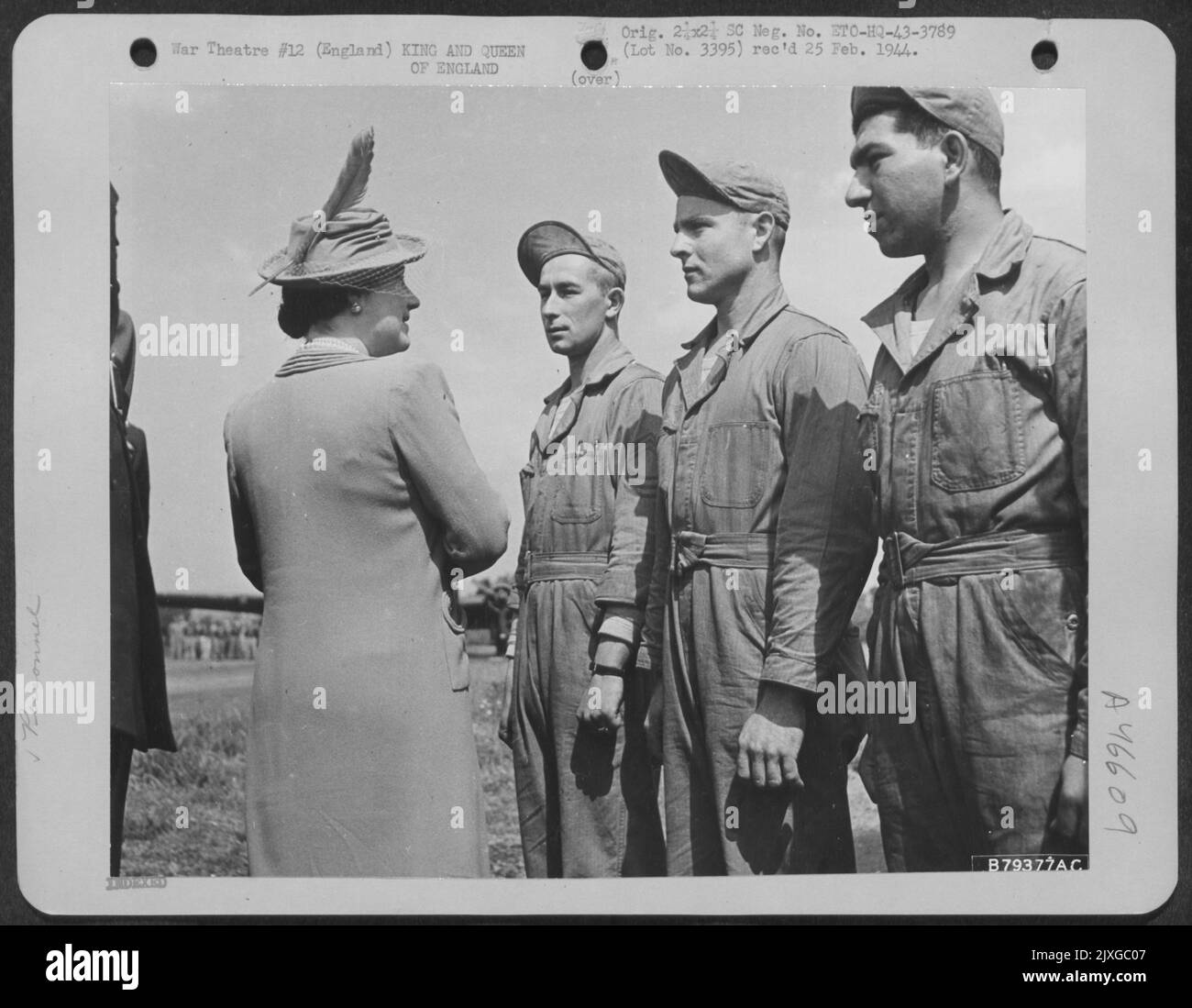 Ihre Majestät, die Königin von England, hält in ihrer gewohnten charmanten Art und Weise an, um mit drei Mitgliedern Einer Bodenbesatzung zu chatten, als sie und der König eine Inspektionstour der amerikanischen Bomberstation in England machten. Basingbourne, England. Mai 1943 Stockfoto