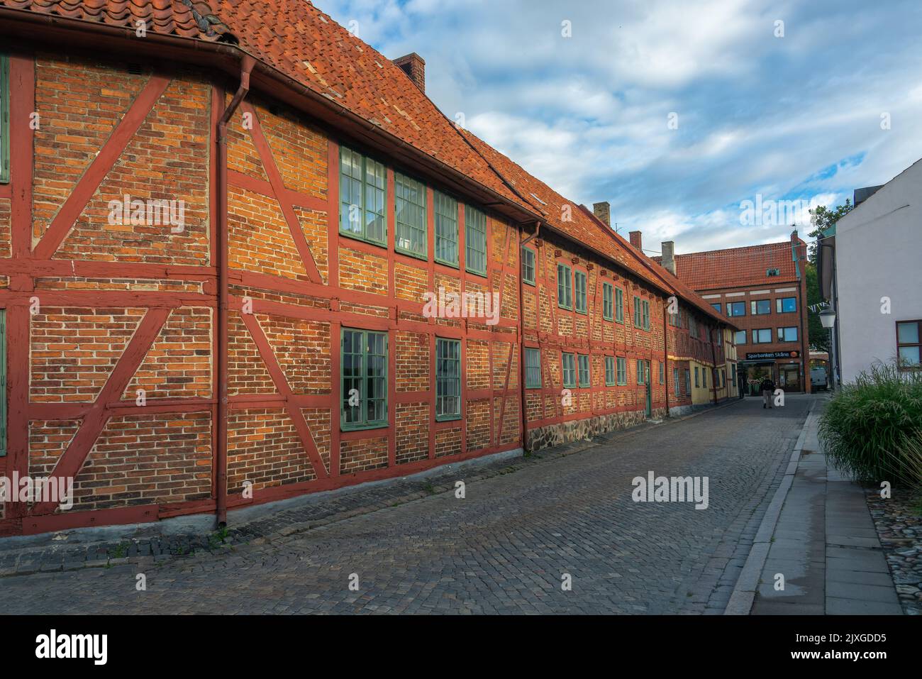 Ystad, Schweden - 6 Sep, 2022: Altes Fachwerkgebäude, in dem kleinere Unternehmen in einer kleineren Stadt, Südschweden, untergebracht sind Stockfoto