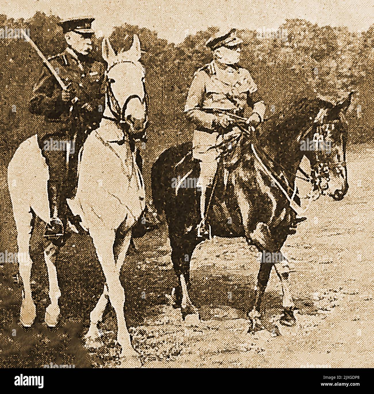 1. Weltkrieg - Lord French und General Sir Moore O'Creagh zu Pferd bei der Rezension im Hyde Park London von 10.000 Männern der neu eingerichteten National Volunteer Reserve. Stockfoto
