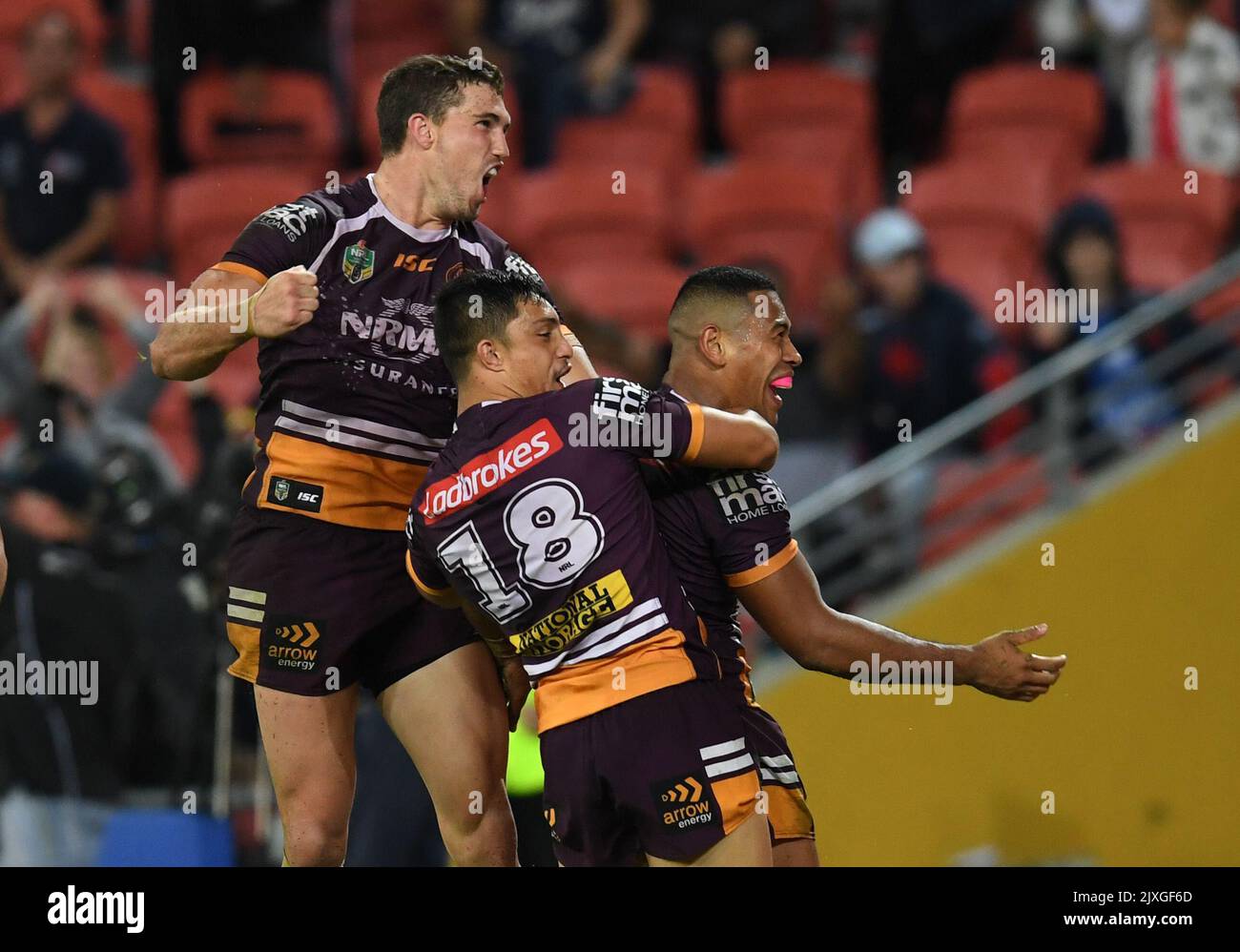 Spieler der Brisbane Broncos feiern einen Versuch während des Rundenmatches 11 NRL zwischen den Brisbane Broncos und den Sydney Roosters im Suncorp Stadium in Brisbane, Freitag, 18. Mai 2018. (AAP-Bild/Dan Peled) Stockfoto