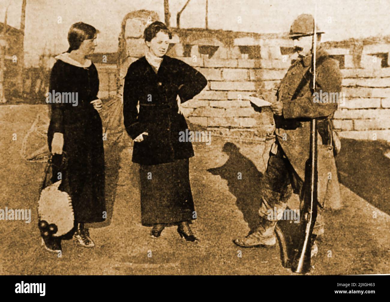 WWI Frankreich - Bürger von Reims, die ihre Ausweispapiere zur Inspektion einreichen. Stockfoto