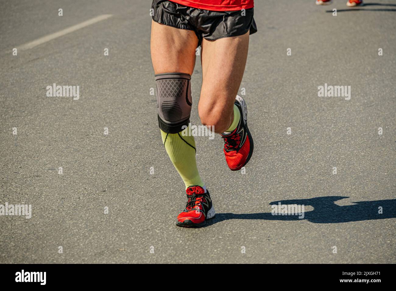 Beine Mann Läufer laufen mit Knieschützer Stockfoto