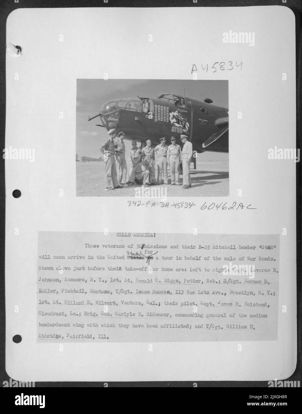 Die Besatzung des North American B-25 Mitchell Bomber 'Stud' sind von links nach rechts: Capt. Laverne B. Johnson, 1. LT. Donald C. Biggs, 1. LT. Willard E. Wilvert, S/Sgt. Norman E. Keller, T/Sgt. William H. Ethridge, T/Sgt. Isaac Ruesso, Kapt. James R. Holdstead. N Stockfoto