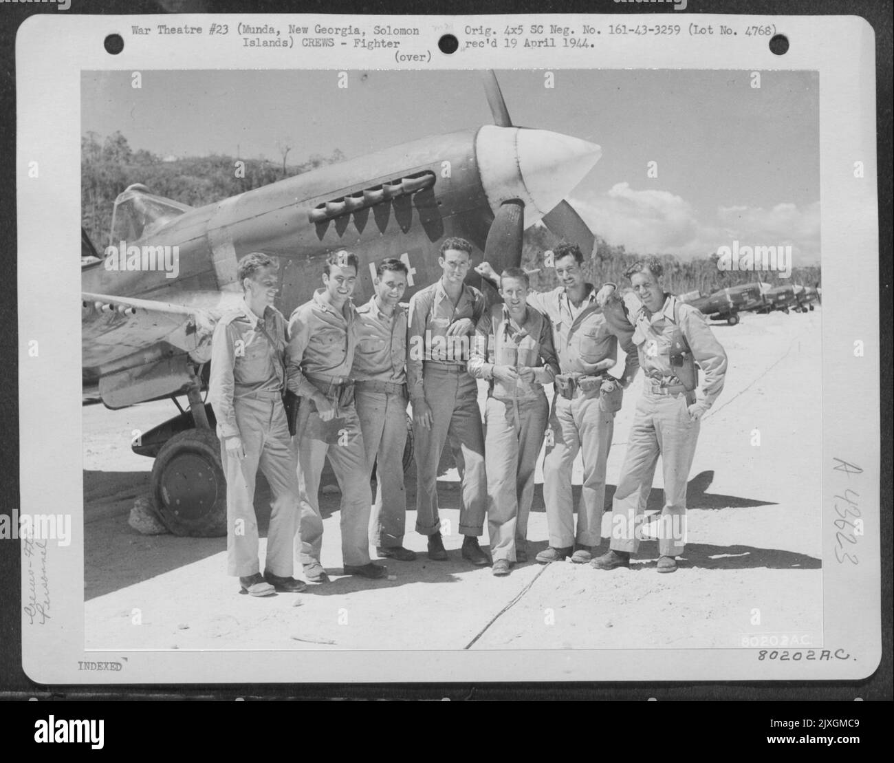 Eine Gruppe von Piloten aus dem ersten Curtiss P-40s bis zur Landung auf Munda, New Georgia Island, Salomonen, posieren vor einem der Flugzeuge. Sie sind, von links nach rechts: LT. K.M. Nzus; LT. R. M. Magown; LT. R. B. Walker; Capt. T.B. Jennings; LT. F.C. Crain; Capt Stockfoto
