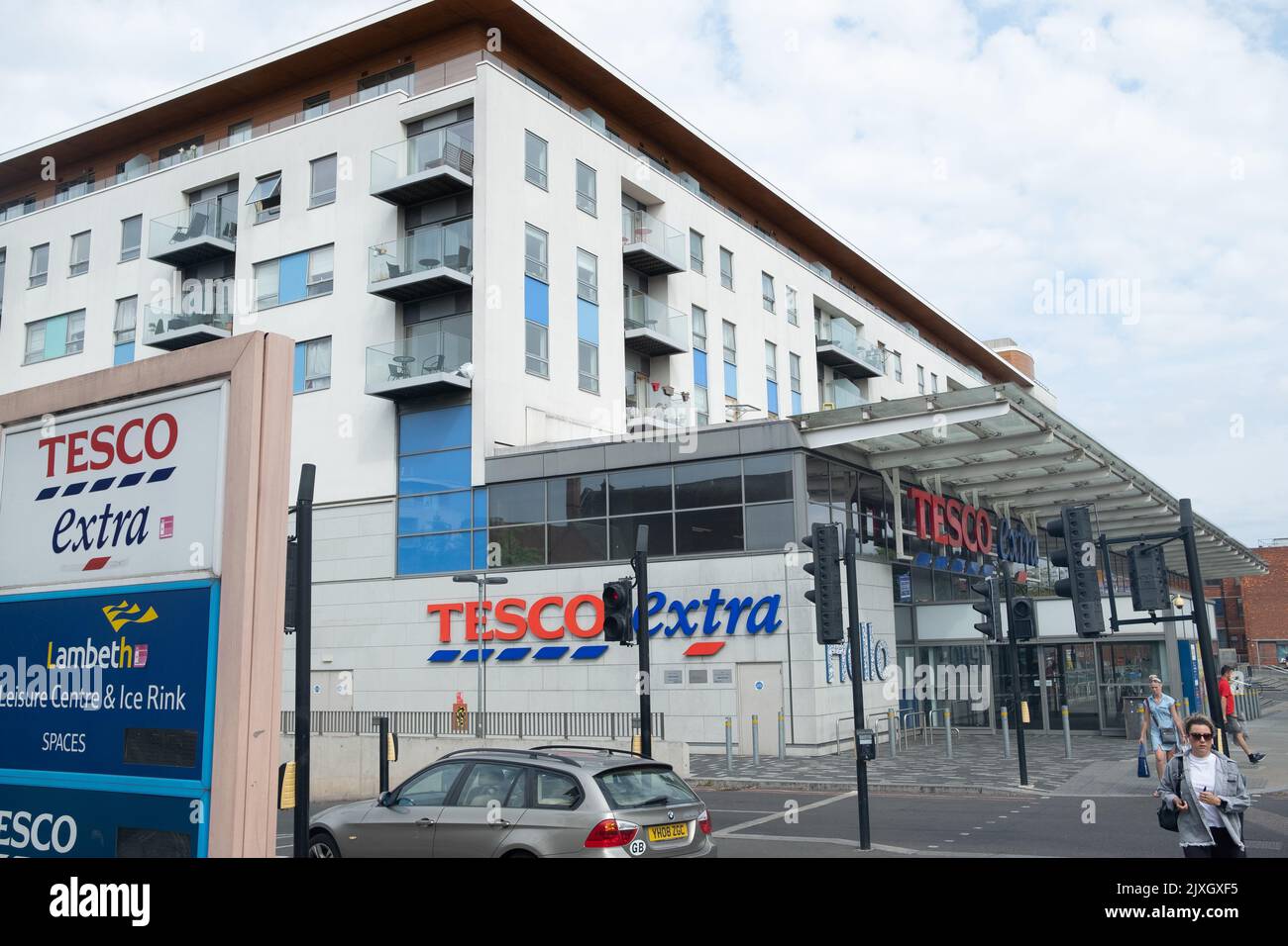London - August 2022: Tescos Extra in Streatham South London - großer britischer Supermarkt Stockfoto